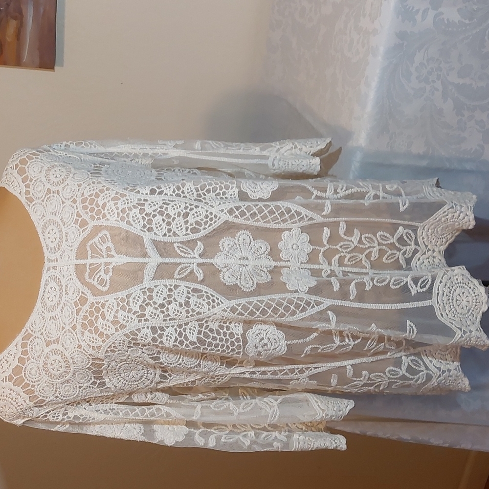 Beautiful all lace top. Long sleeves. No label or size.M. Pre-owned great con.